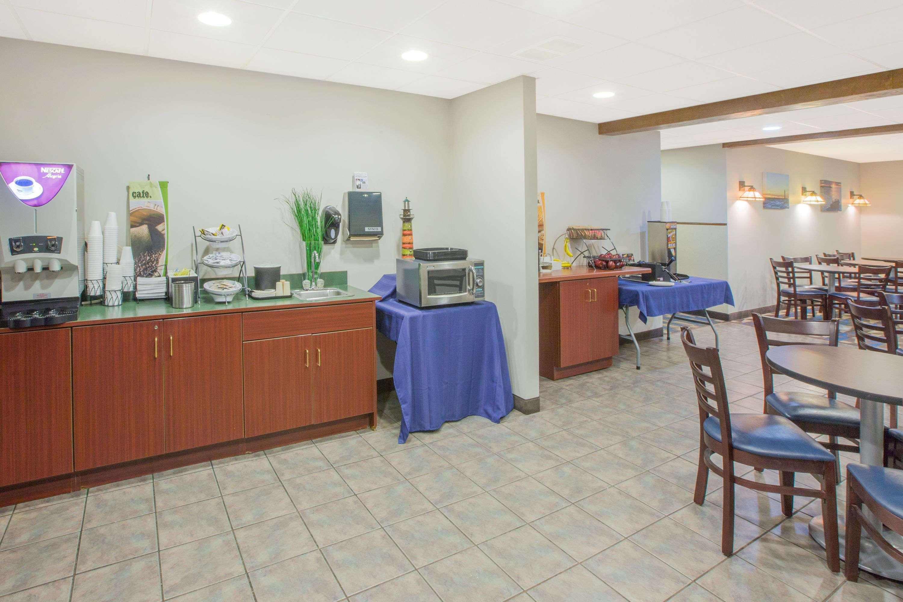 Microtel Inn And Suites Manistee Kültér fotó