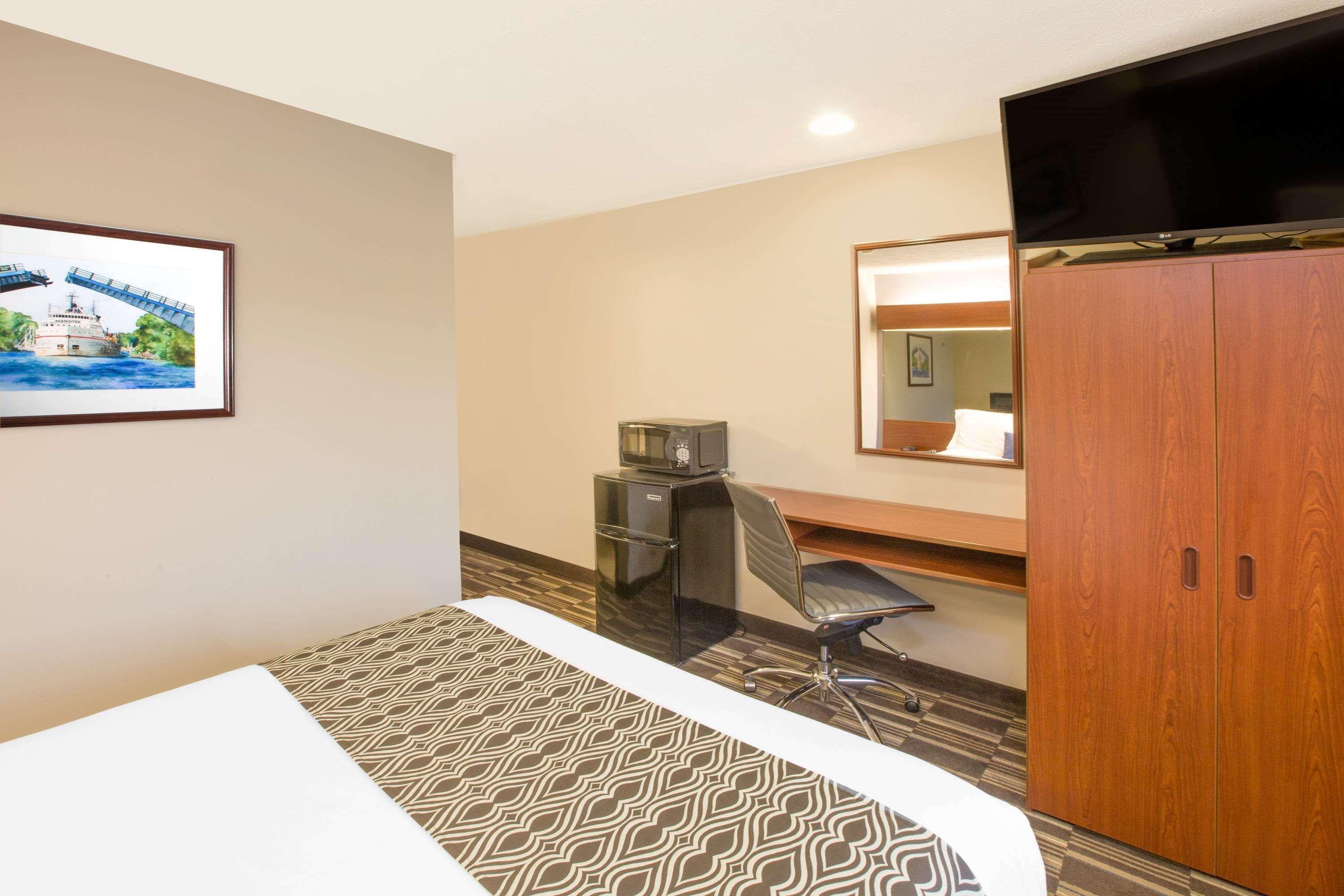 Microtel Inn And Suites Manistee Kültér fotó