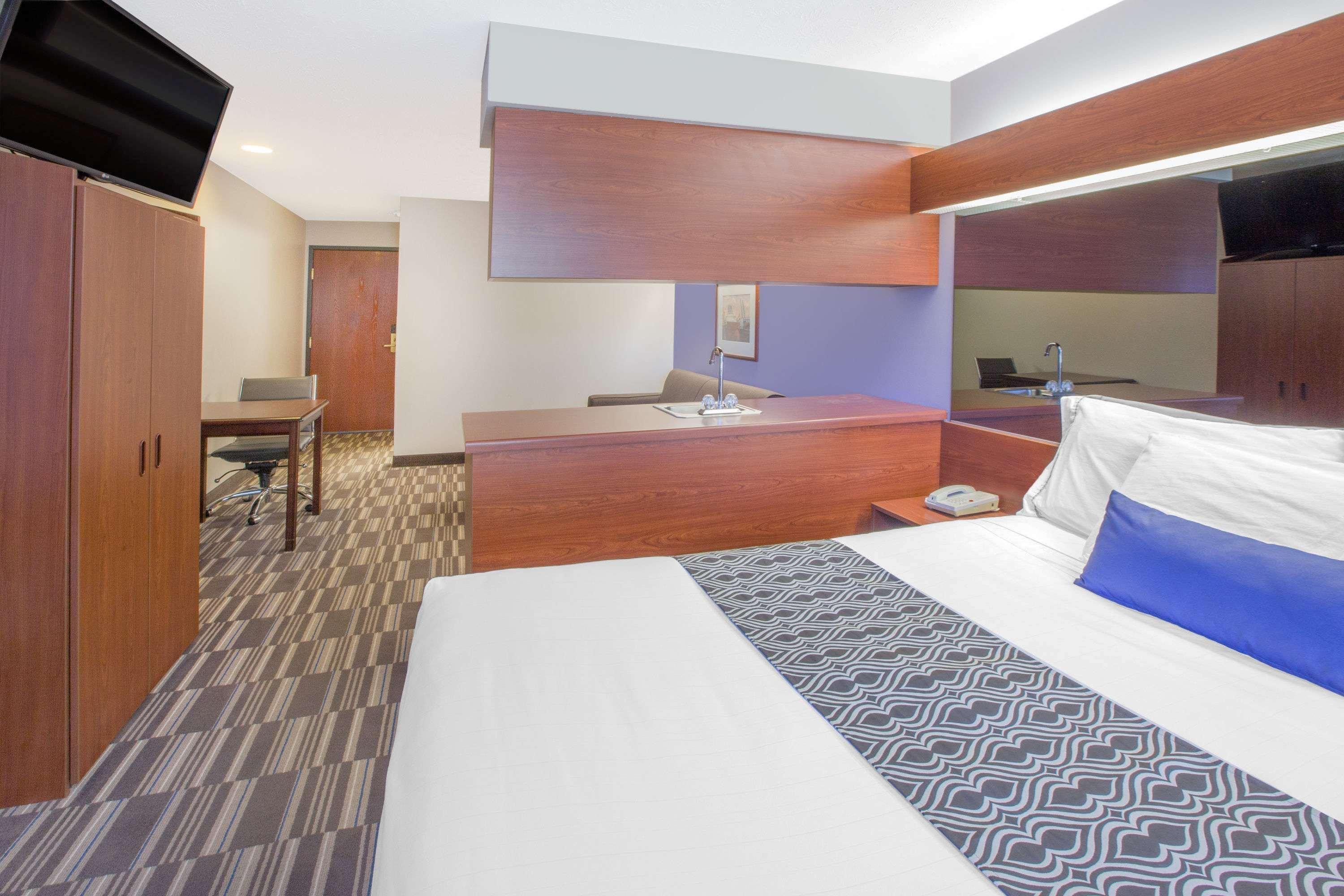 Microtel Inn And Suites Manistee Kültér fotó
