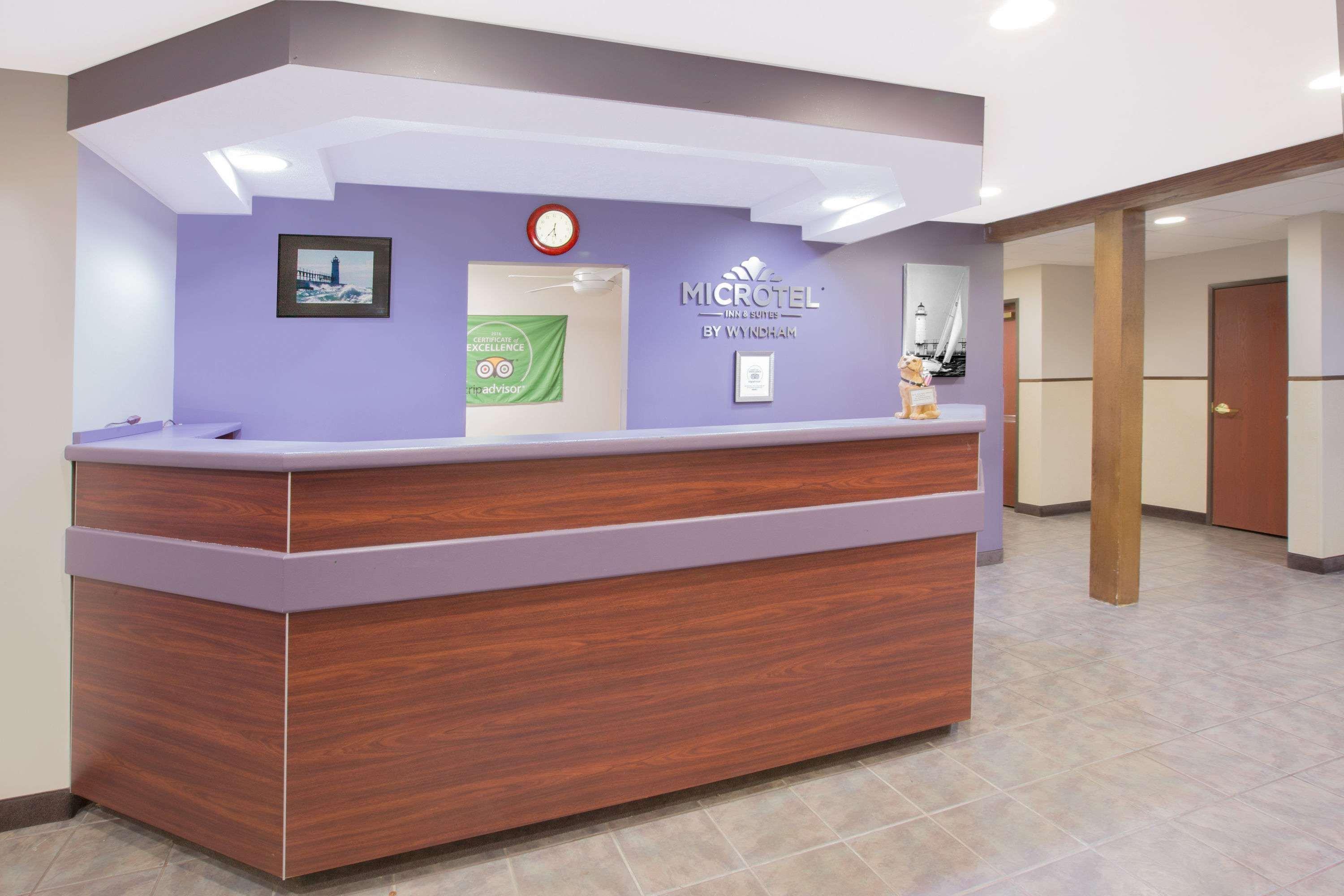 Microtel Inn And Suites Manistee Kültér fotó