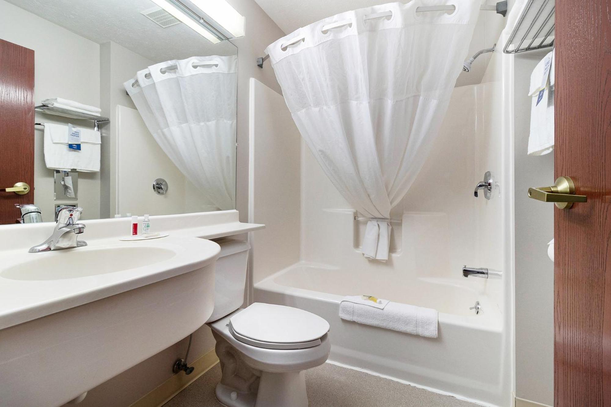 Microtel Inn And Suites Manistee Kültér fotó
