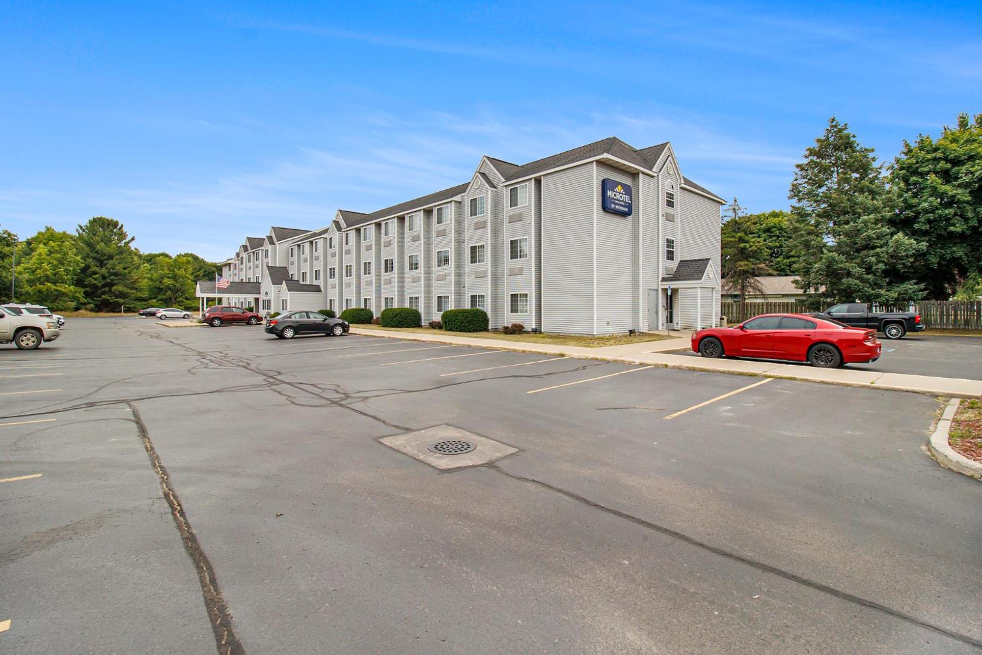 Microtel Inn And Suites Manistee Kültér fotó