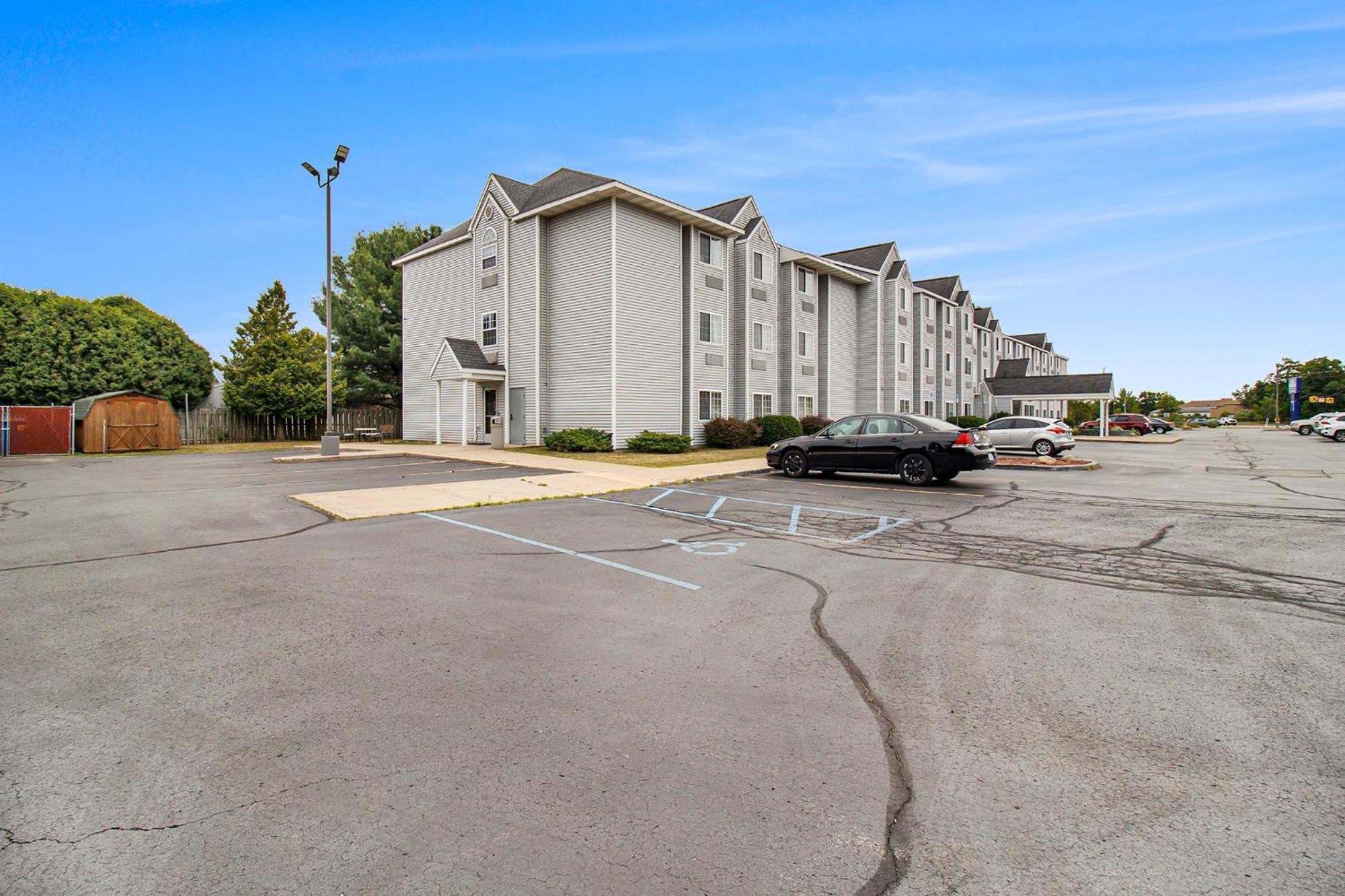 Microtel Inn And Suites Manistee Kültér fotó