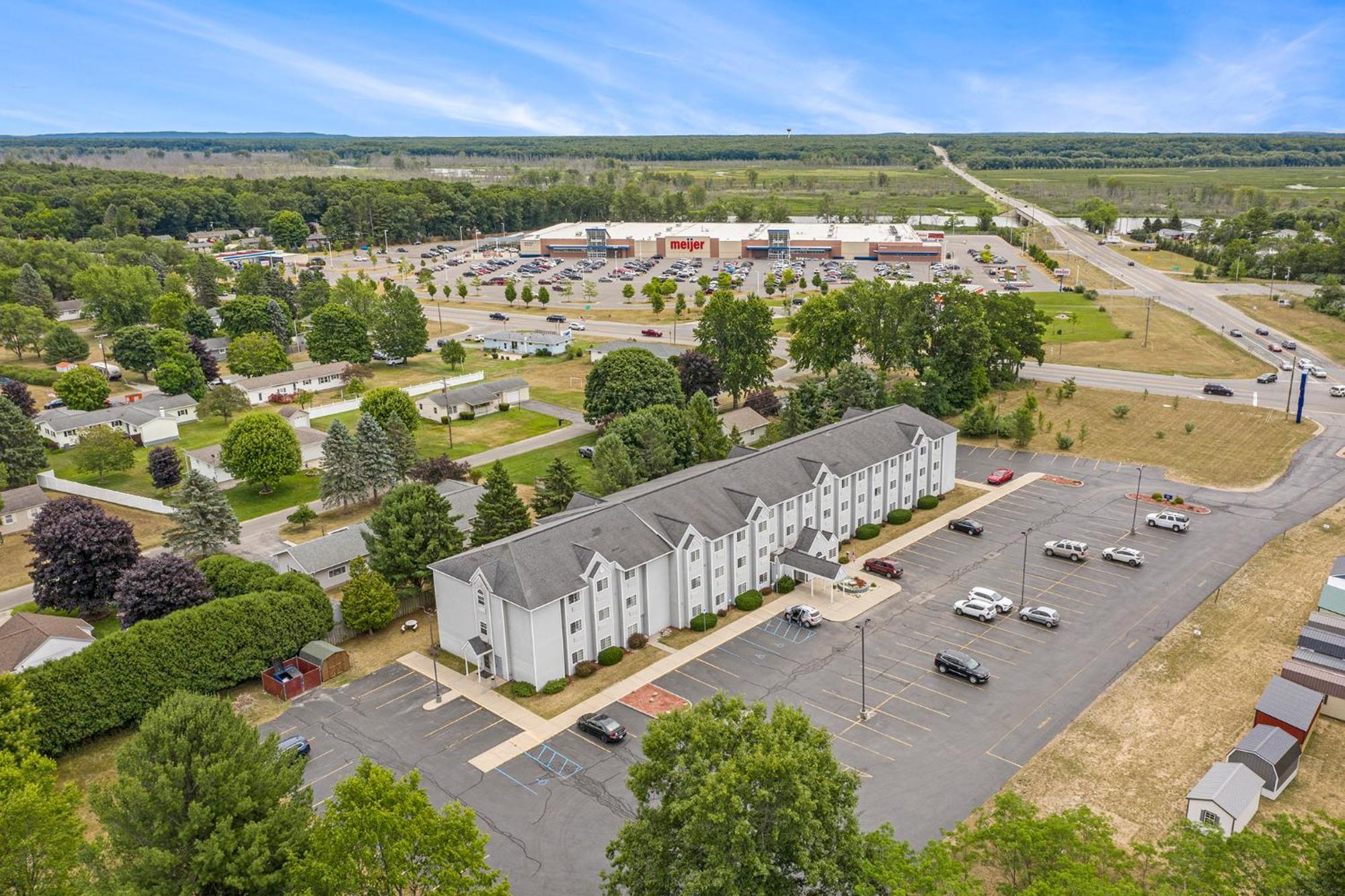 Microtel Inn And Suites Manistee Kültér fotó