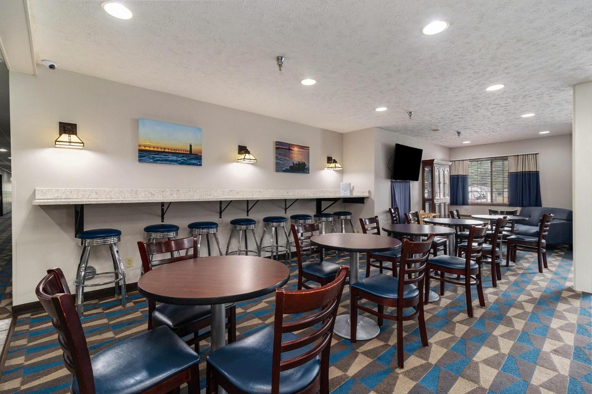 Microtel Inn And Suites Manistee Kültér fotó
