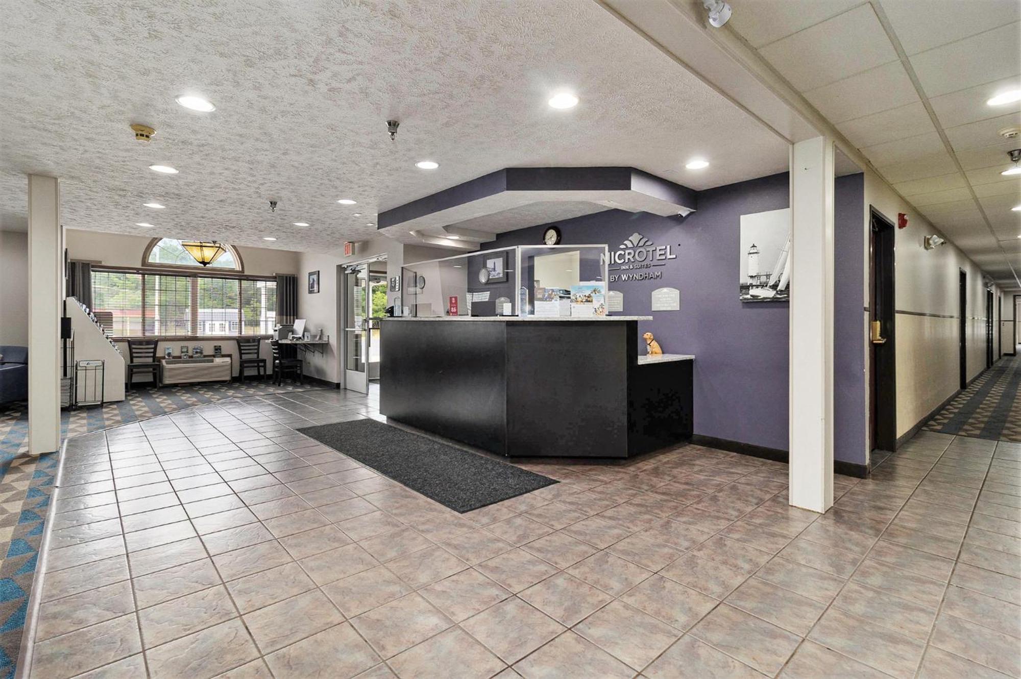 Microtel Inn And Suites Manistee Kültér fotó