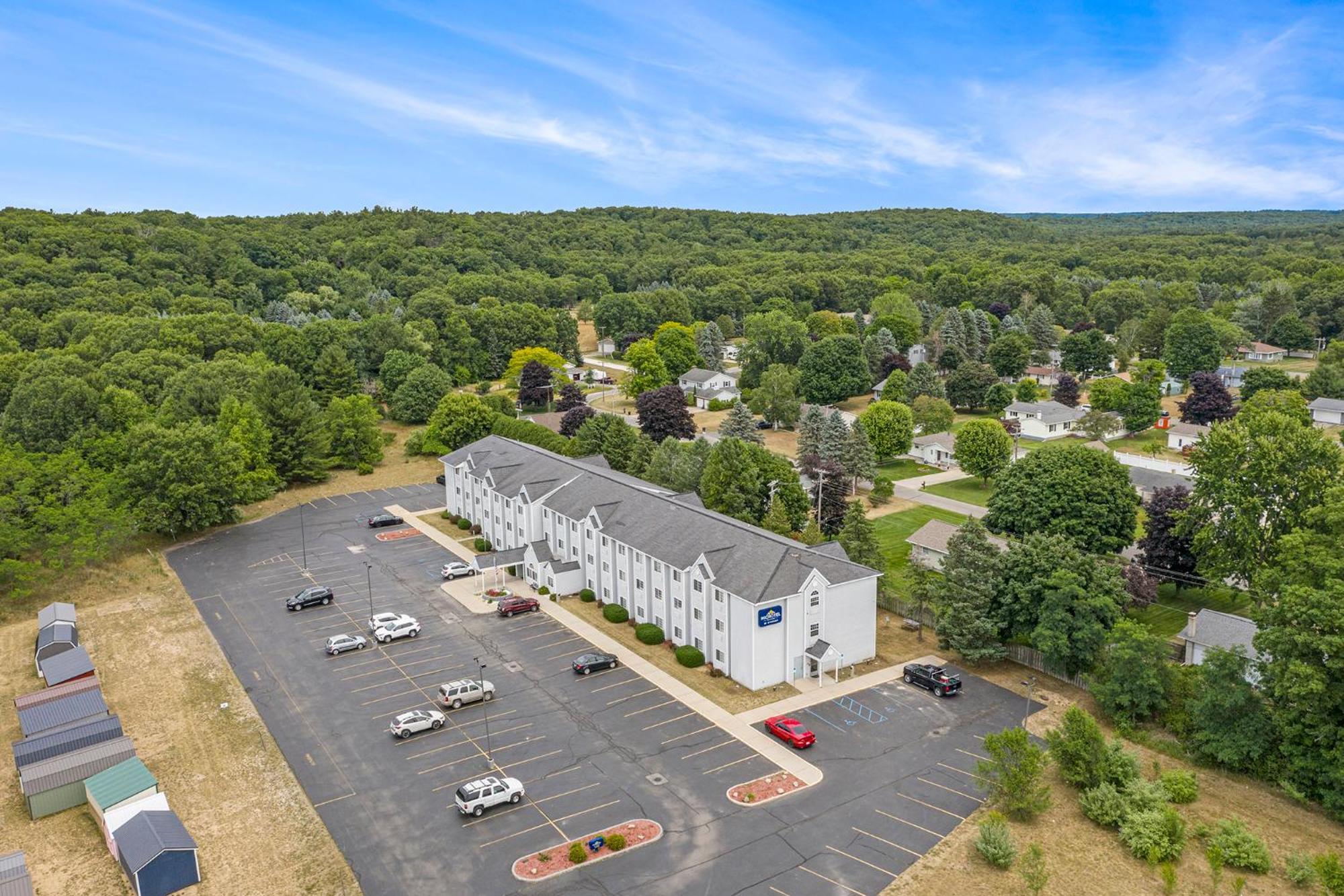 Microtel Inn And Suites Manistee Kültér fotó