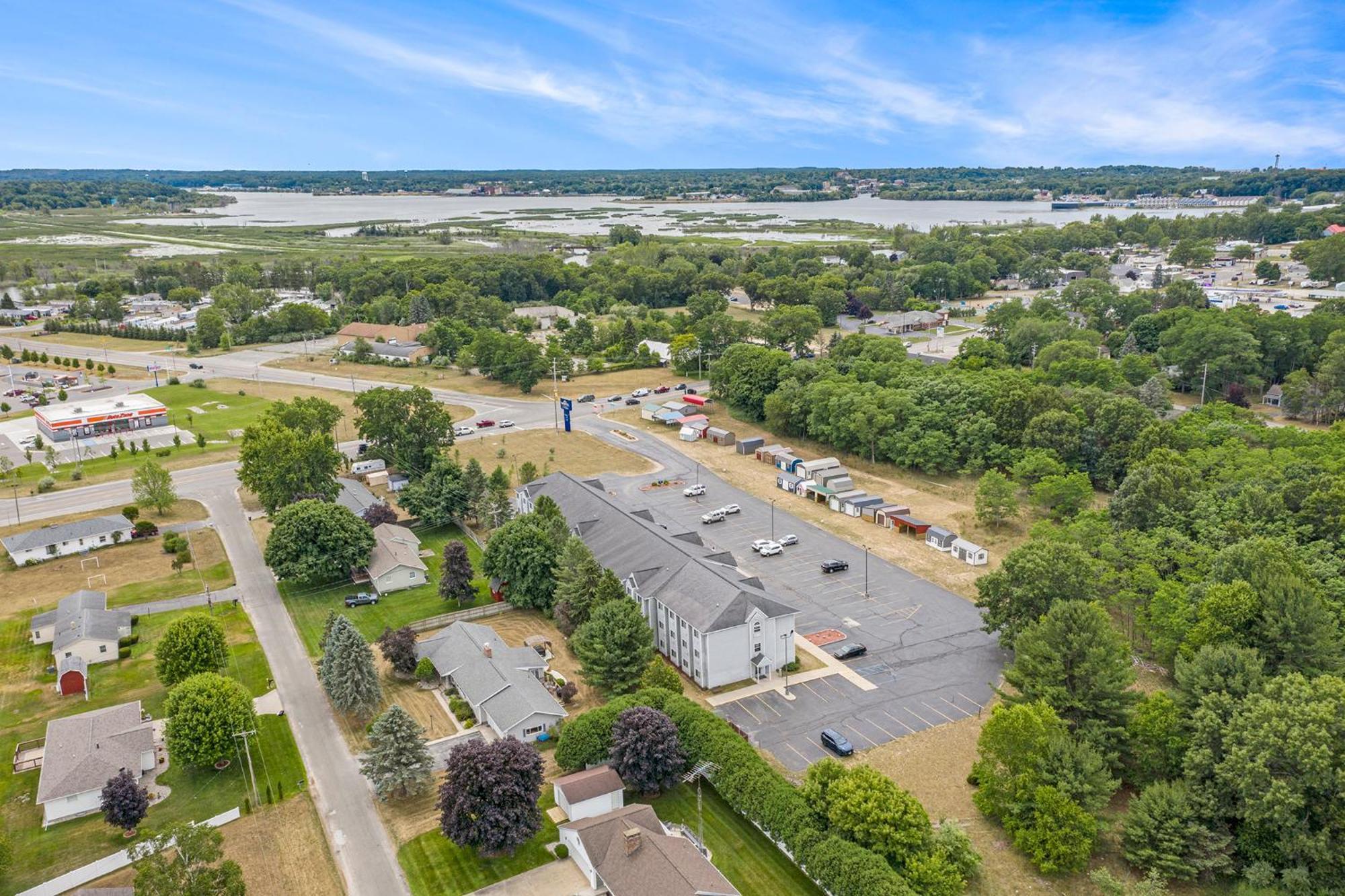 Microtel Inn And Suites Manistee Kültér fotó